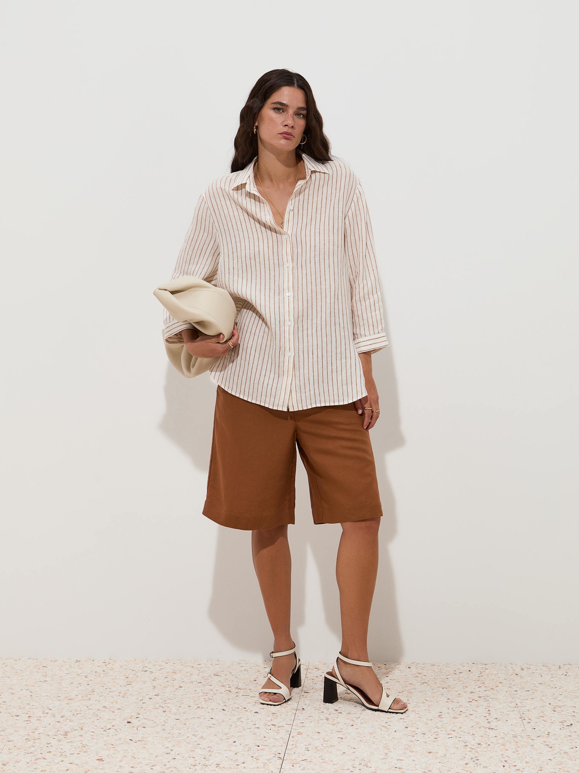 DECENIO - Camisa regular fit em linho com riscas