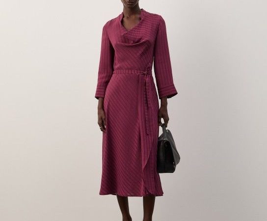Vestido midi às riscas