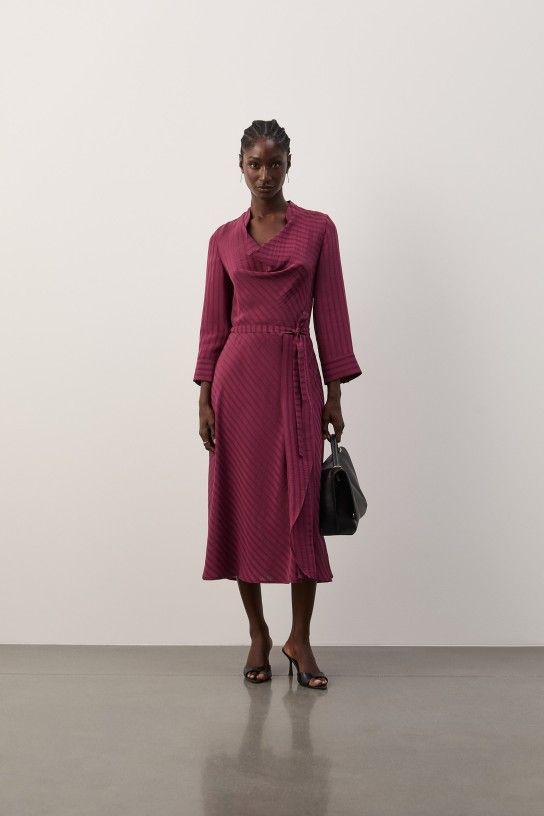 Vestido midi às riscas
